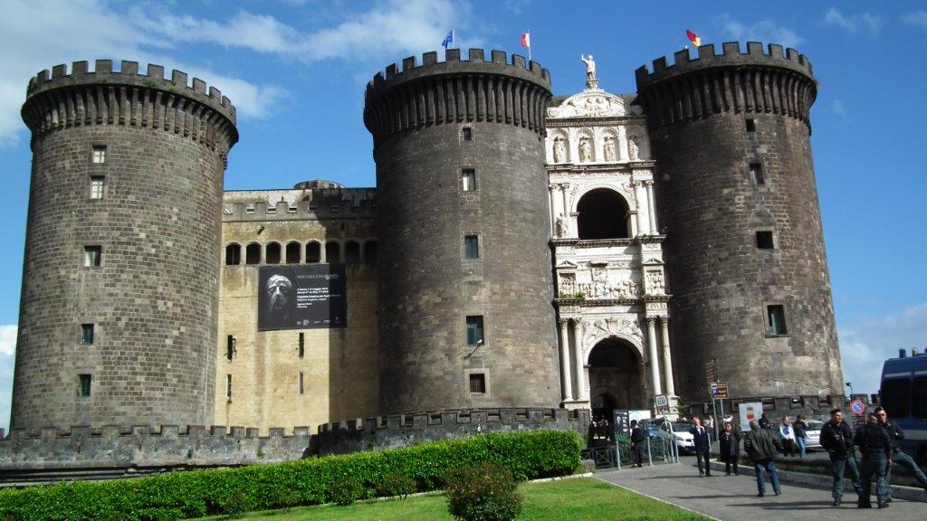 Le port de Naples a toujours connu et connat encore une intense activit. C’est  la fois un port de marchandise trs important. Un port de croisiristes