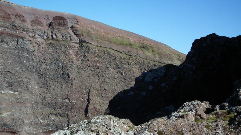 Ce cratre est cependant bouch : le magma se trouve  une dizaine de kilomtres en dessous. En effet, s'il n'est actuellement plus en ruption, il reste en activit : les secousses telluriques sont importantes (plus de 700 par an) et des fumerolles continuent  relcher des gaz. Il est donc sous surveillance constante10.